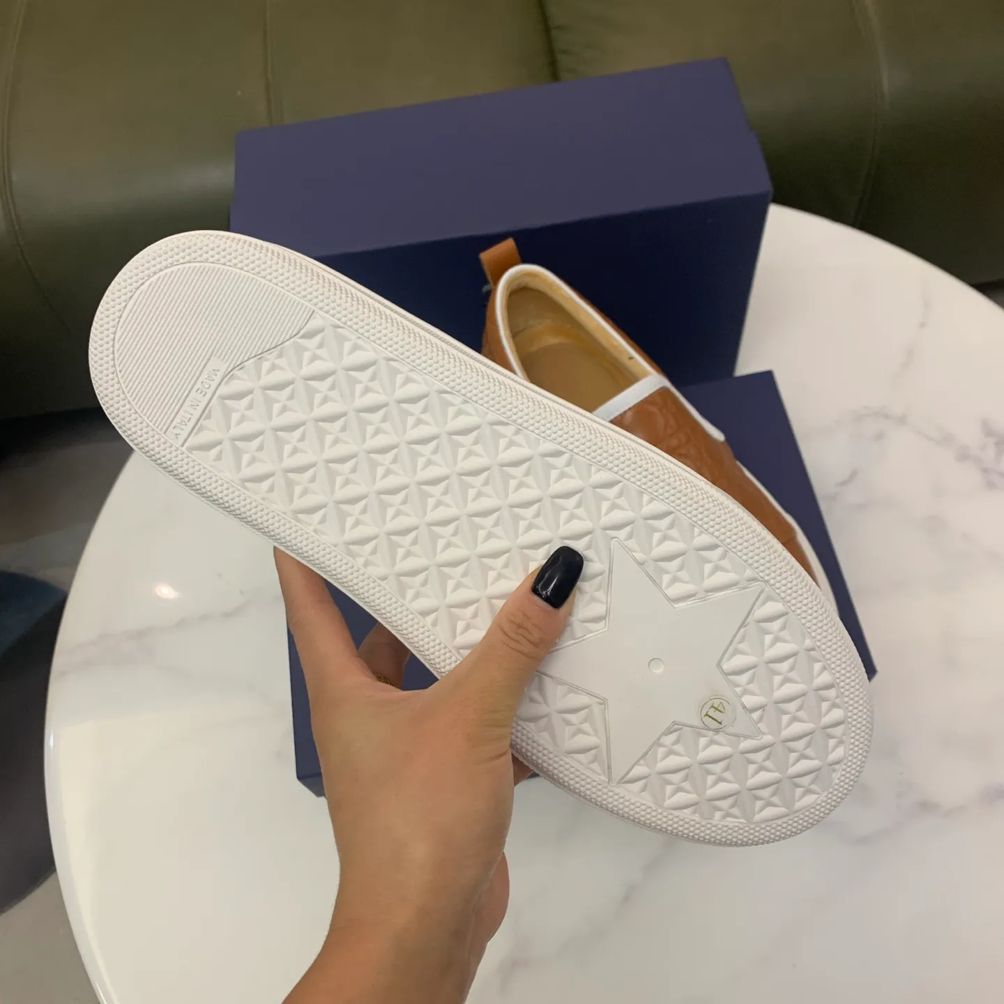 Men's men's shoes 💰400 [New style] 🧁🧁 Dior (velvet lining and leather lining are preferred when ordering) D's new product is on the market, full first-layer calfskin with embroidered classic diamond pattern D's craftsmanship, high-end and classy, ​​comfortable on the feet, versatile to wear, full of three-dimensional sense, available in 4 colors: black, coffee, gray and khaki, size: 39-44 (45 can be customized, cannot be returned)